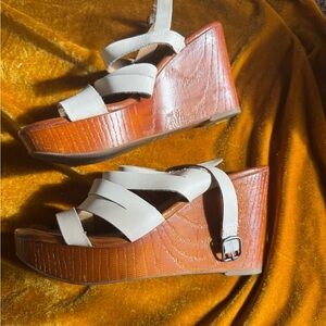 Lucky Brand leather sandal cream  holiday sale used great cond